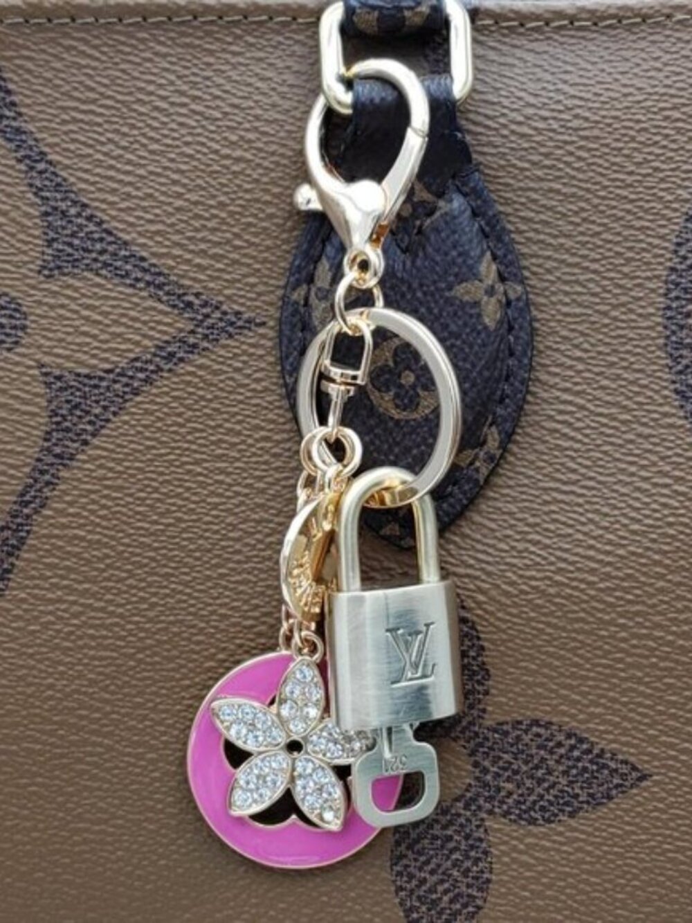 LV Gold Padlock Authentic 🔑 Luxury Bag Charm w/ Unbranded Flower Keychain - Picture 2 of 8
